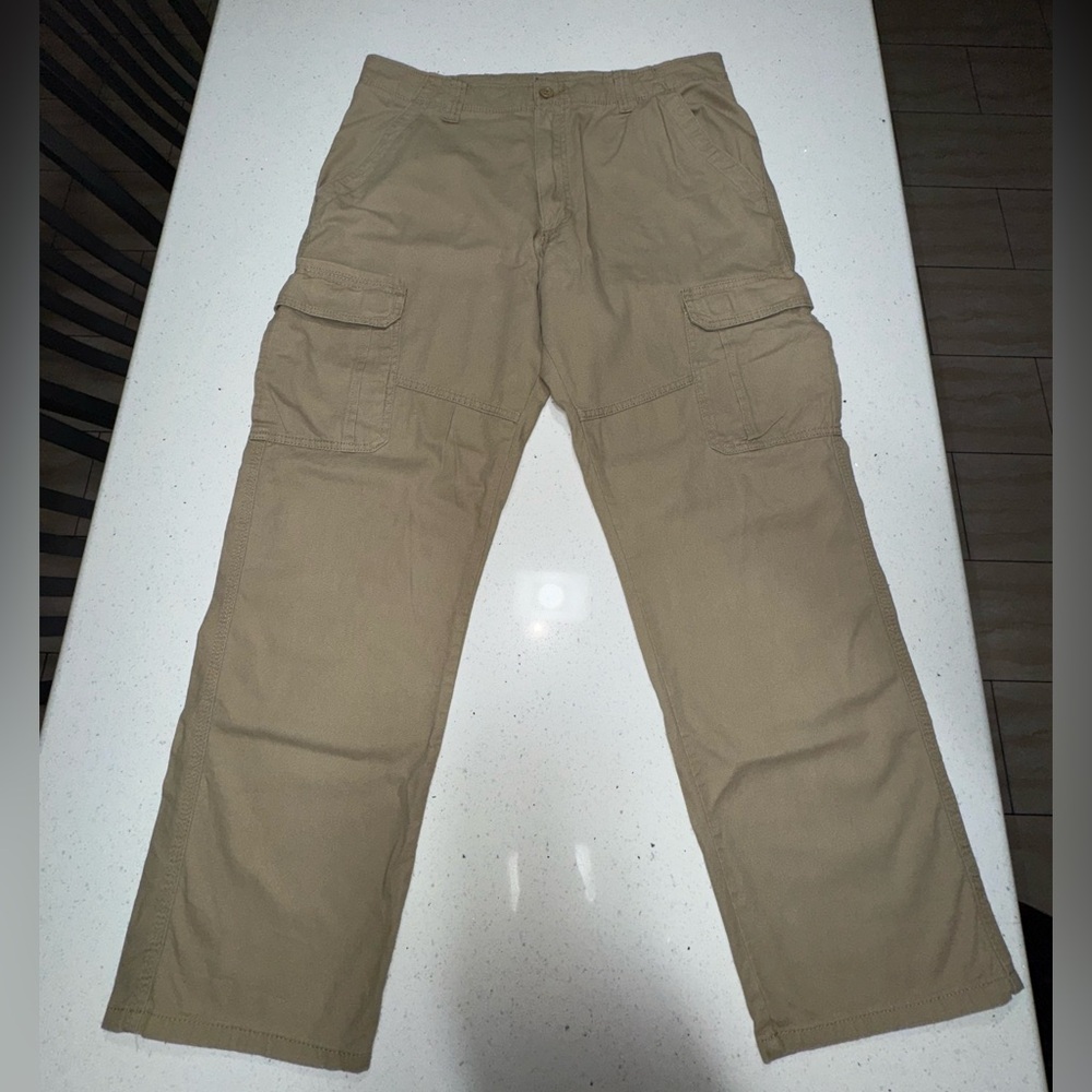 WRANGLER RELAXED FIT KHAKI PANTS ( Good condition )